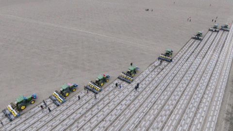 图为自动导航驾驶的拖拉机助力新疆春耕春播。来源：新华社