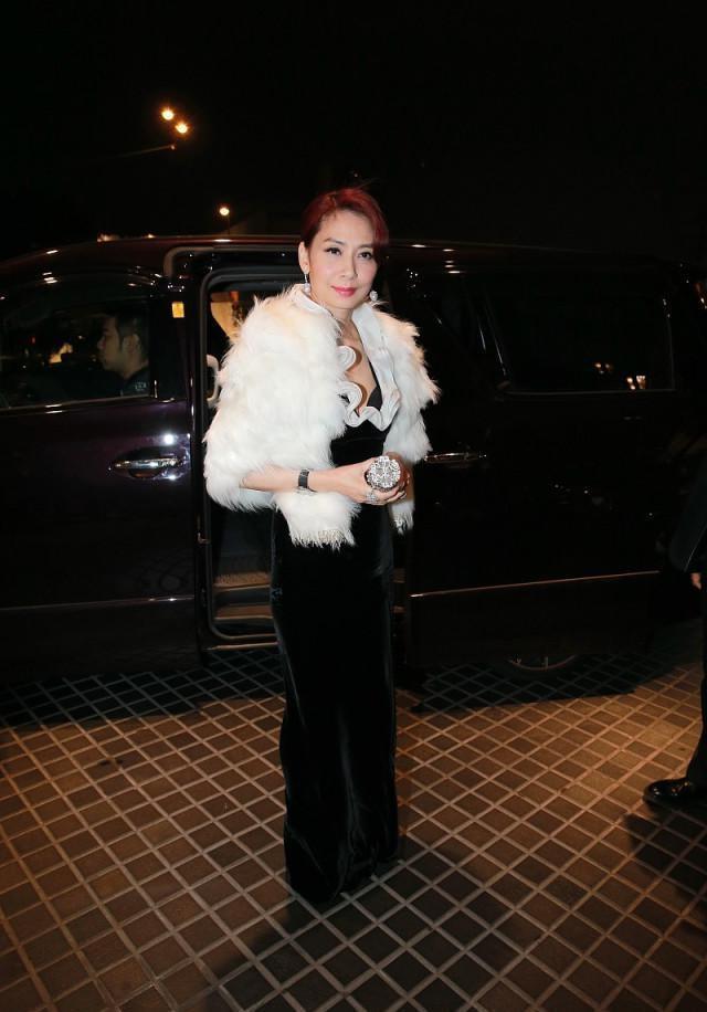 邝美云穿衣还真大胆,穿一袭连衣裙,挤得那么厉害真怕一下子走光