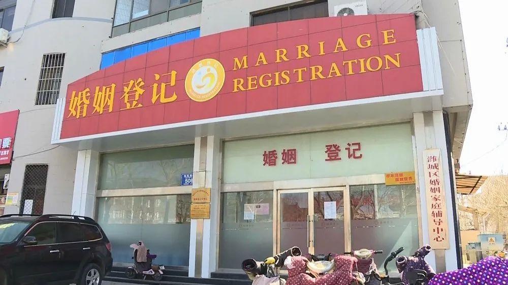 每天早上八点,在潍城区民政局婚姻登记处,区婚姻家庭辅导中心的志愿者