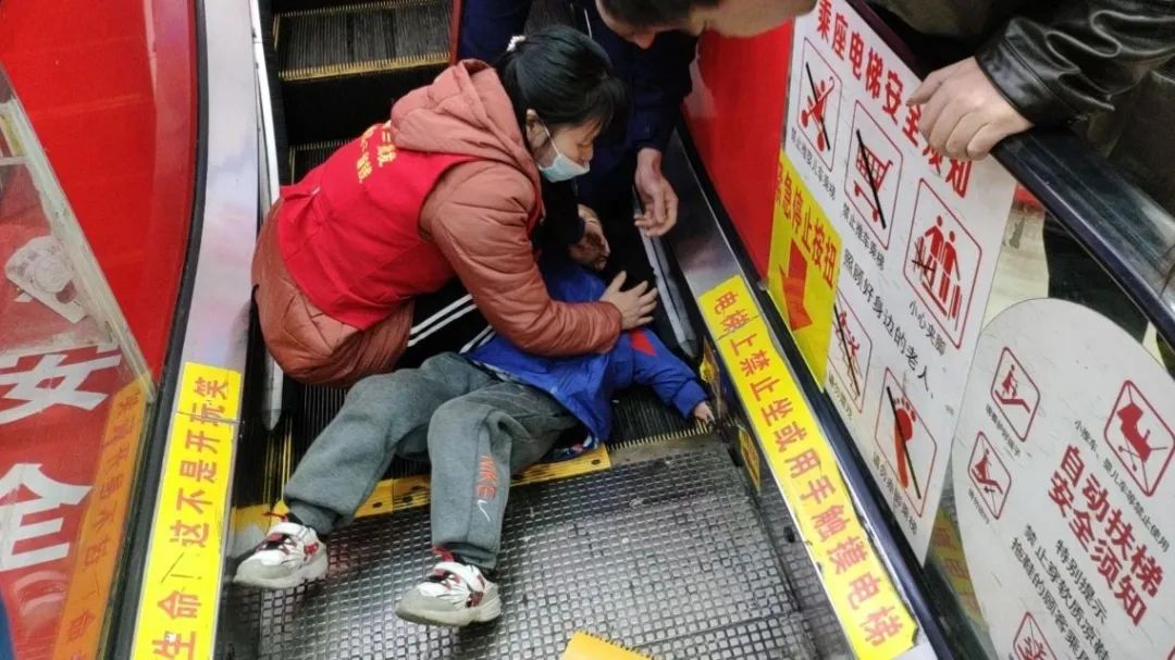 危险赣州某商场突发扶梯咬人事件