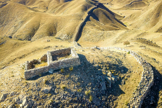 内蒙古巴彦淖尔市乌拉特前旗小佘太镇境内的秦长城烽燧(2020年10月16