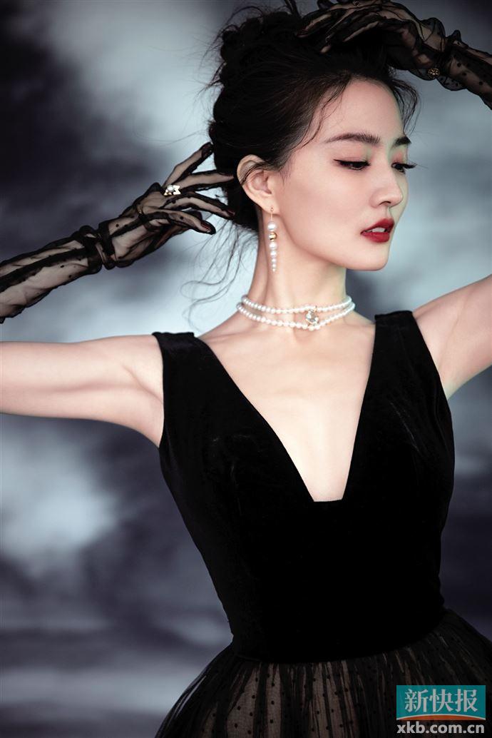 目前正在东方卫视热播,徐璐本色出演女主角服装设计师莫菲,与张翰携手