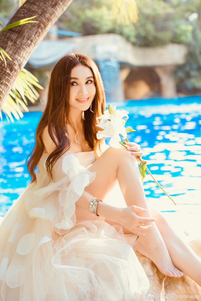 温碧霞晒阳光泳池边写真香肩白腿嫩如往昔