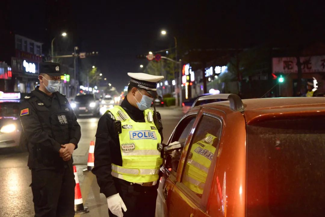 直击交警夜查酒驾这些人上镜了