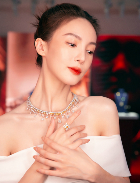 养眼!金晨穿露肩长裙秀身材 侧颜优越举止优雅