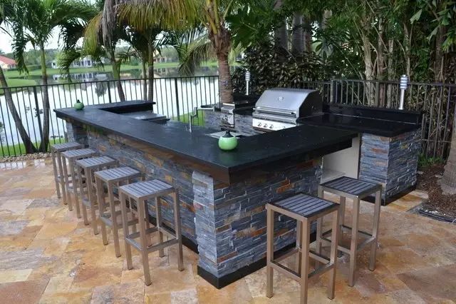 和朋友一起户外烧烤怎么能少一个烧烤台