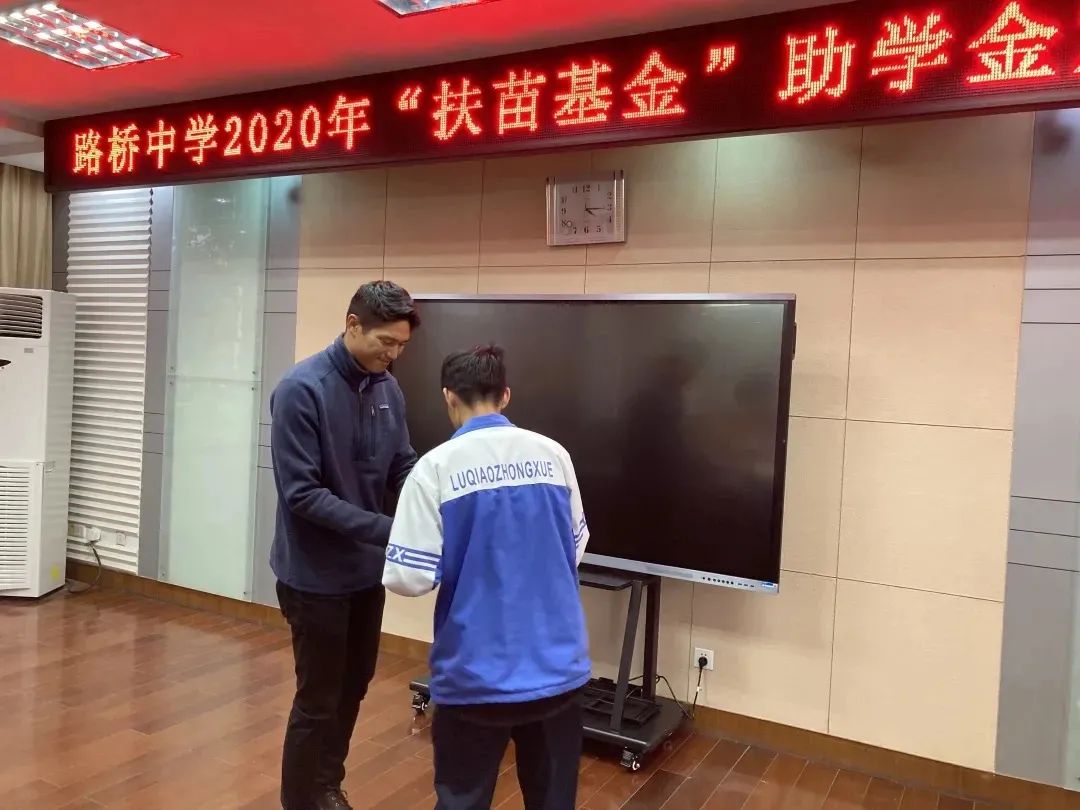 并且,他还曾经与家人一起参加过慈善活动,综合来看,吴永恩称得上是