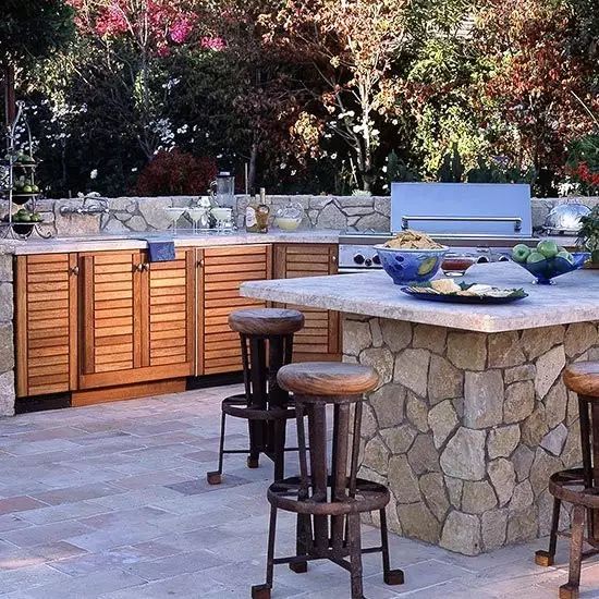 和朋友一起户外烧烤怎么能少一个烧烤台