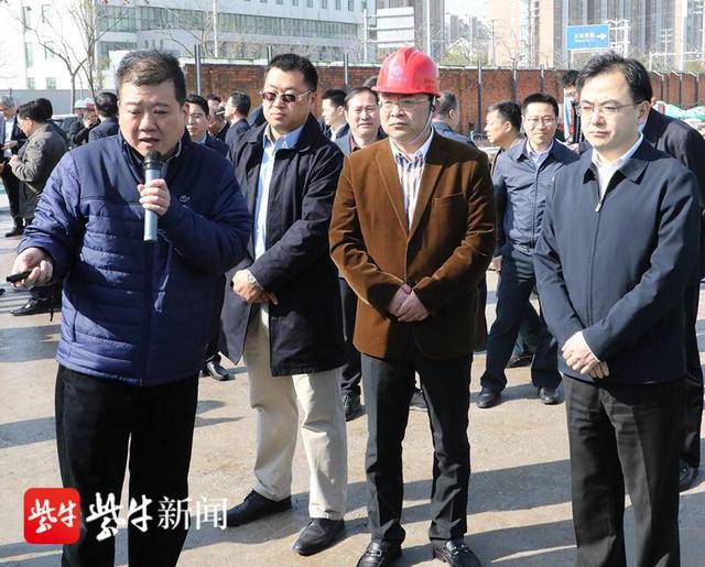 一路观摩,朱勇区长一行目光所及,塔吊林立,机器轰鸣,整洁的流水线旁