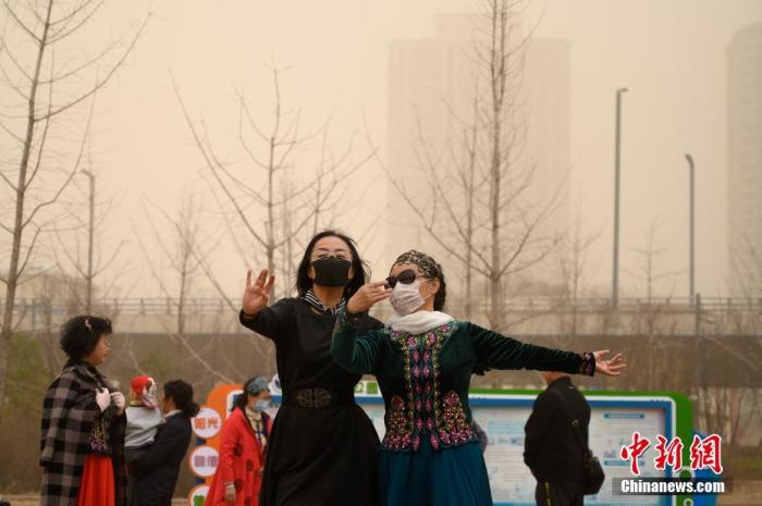 资料图：3月15日，山西省太原市，市民戴口罩在户外活动。中新社记者 韦亮 摄
