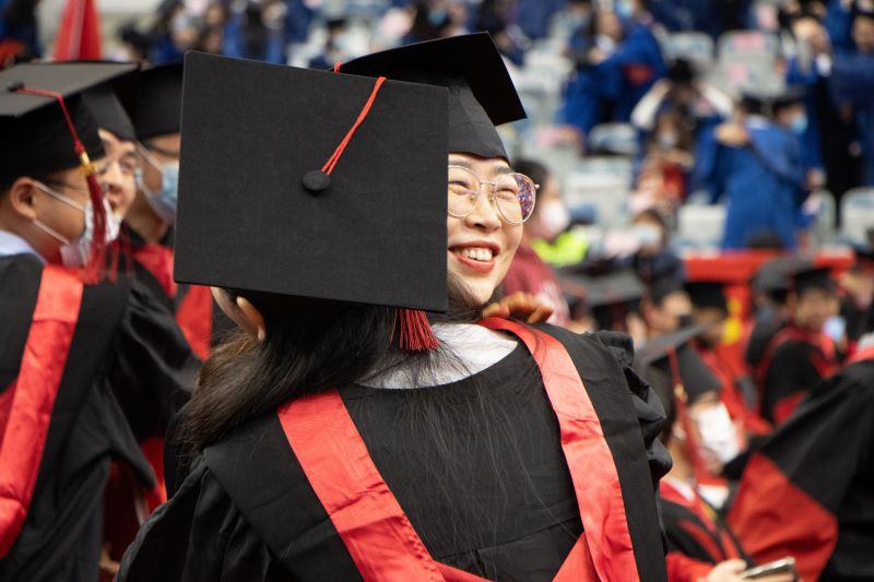 上海交大2021年研究生毕业典礼：愿各位同学“吃得了辛苦、耐得住寂寞、经得住诱惑”休闲区蓝鸢梦想 - Www.slyday.coM