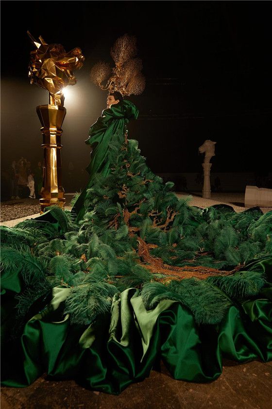 时装设计师熊英:将中国传统文化转化为独特的服饰美学