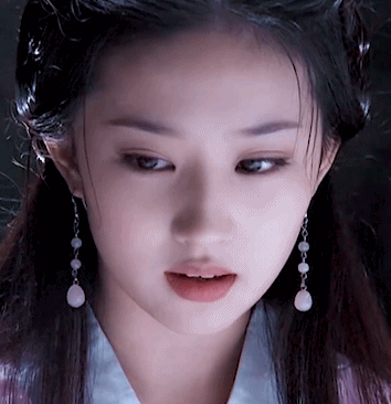 当然,刘亦菲也很争气,凭借着超级能"打"的颜值成为在李若彤不可逾越之