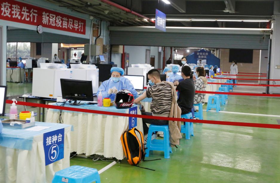 重庆首个方舱式新冠病毒疫苗接种点在重庆奥体中心正式投入使用