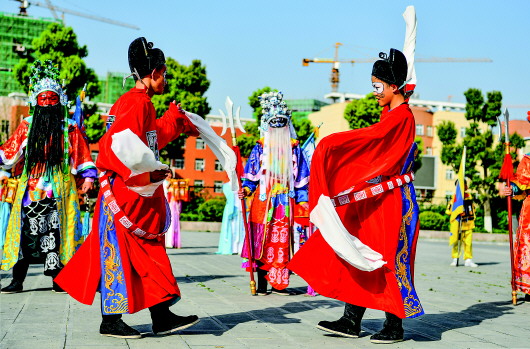 3月23日,贵州省龙里县第三中学师生在排练龙里太平花灯戏.