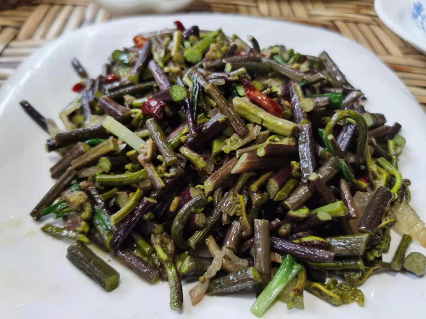 腊肉炒蕨菜