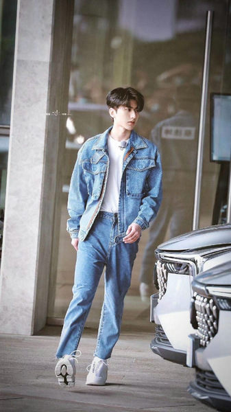 蔡徐坤牛仔套装搭配白t清爽帅气 身材比例好绝