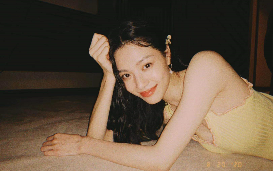 钟楚曦不解约也拒表态惹众怒!合作耐克子品牌2年,广告至今未删