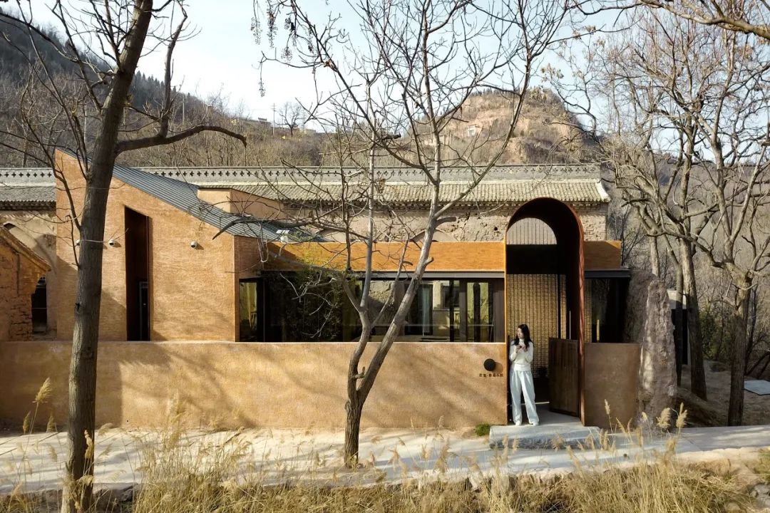 河南夫妻分居20年,改造出极致婚房:住窑洞,泡温泉