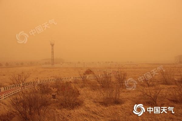 昨天下午，内蒙古二连浩特遭遇沙尘暴，现场黄沙漫天。（图/程有英）