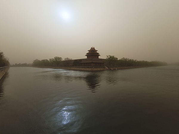 2021年3月28日，北京迎来沙尘天气，故宫角楼。人民视觉  图