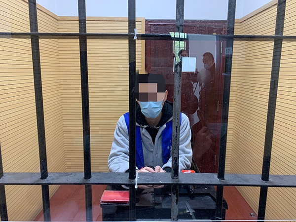 犯罪嫌疑人薛某,丘某彬接受审讯.