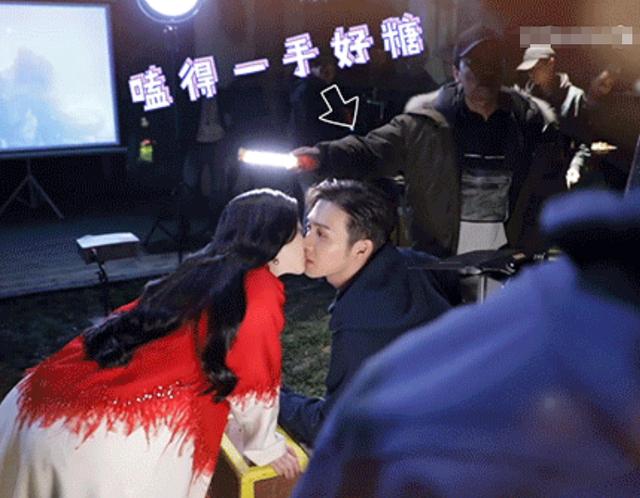 司藤主动吻男主花絮秦放摇头晃脑找角度与柴犬撞脸相似度好高