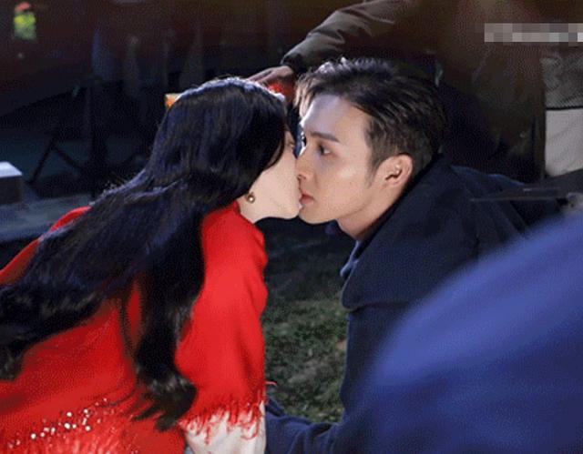 虽然说在前面的剧情中,景甜和张彬彬也有过吻戏的画面,但是景甜饰演的