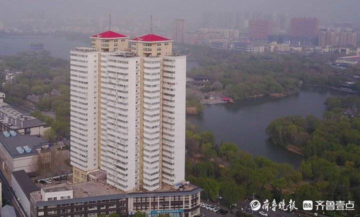 济南保护大明湖视廊近百米高的东湖大厦