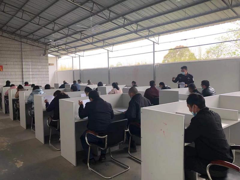 叶海天介绍说,由于来乌迳镇考场的大多数是农村村民,许多注意事项都要