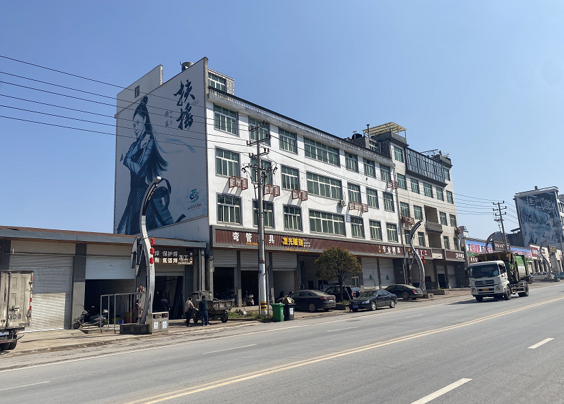 西溪镇桐塘村距离寺口村大约1公里, 借着影视产业的东风,这个集镇村也