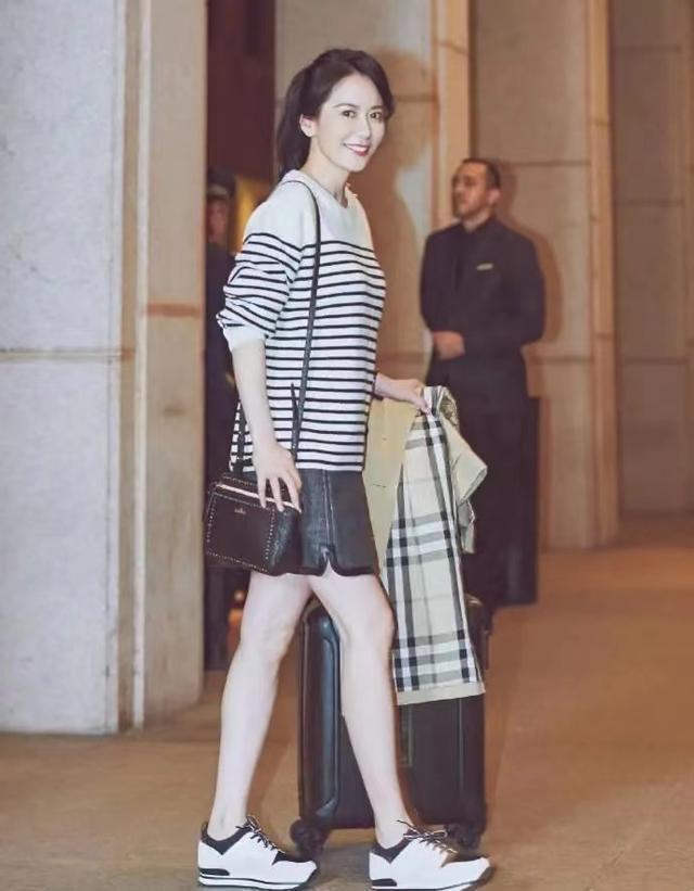 50岁俞飞鸿真够洋气穿毛衣配黑色牛仔短裙惊艳亮相高级优雅