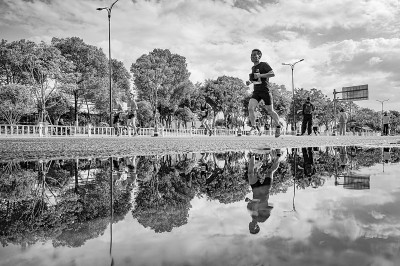 浙江温州，马拉松参赛者在场上奋力奔跑。苏巧将摄/光明图片
