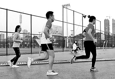 市民在江西省新余市渝水区城北体育馆运动场上跑步健身。廖海金摄/光明图片
