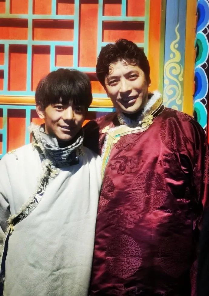 刘洪和此前因纯真笑容走红的丁真也来了来到广东开展