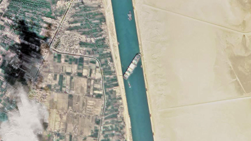 “长赐号”横向卡在苏伊士运河航拍图。图源：塔斯社