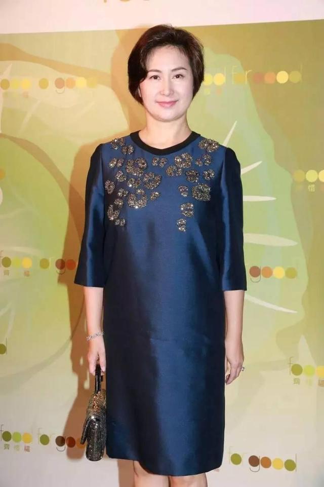 何超琼早就该剪这个短发了,配枣红色连衣裙高贵优雅,又显瘦显嫩