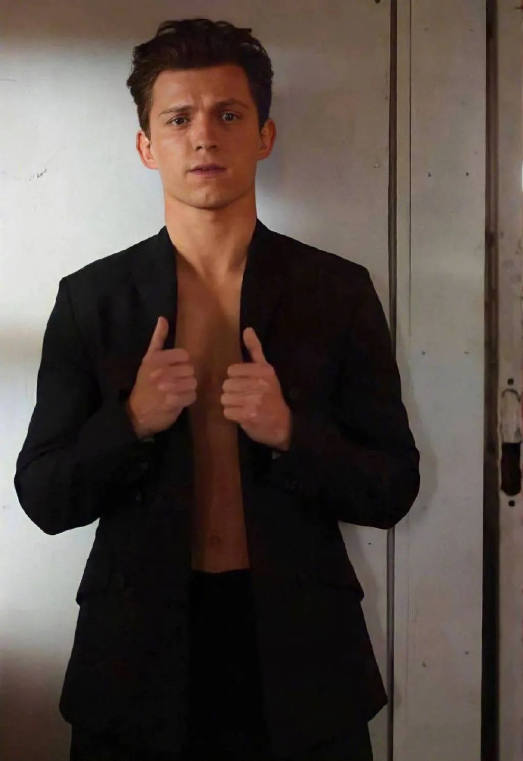 《蜘蛛侠:无回之战》也刚刚杀青,八块腹肌熠熠生辉的荷兰弟在社交网络