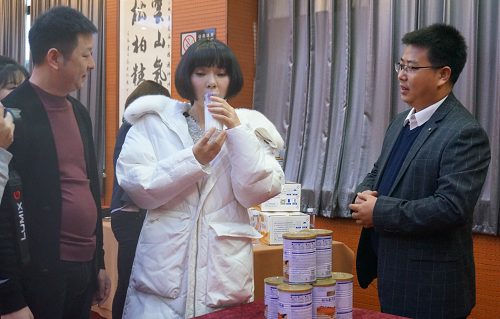 歌手陈红商演捞金穿白裙踩高跟鞋有中老年女性的优雅气质