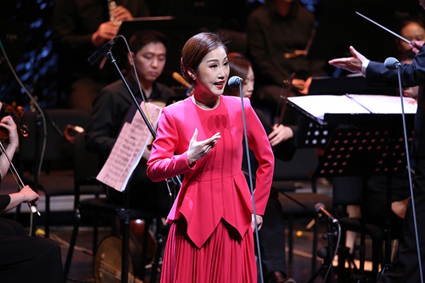 李文文演唱《红灯记·听罢奶奶说红灯》.