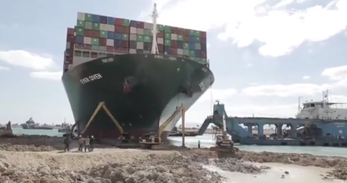 苏伊士运河搁浅货轮船头破损灌水，数千牛羊被堵河面，画面震撼！休闲区蓝鸢梦想 - Www.slyday.coM