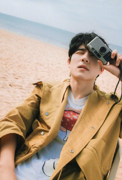 刘昊然晒春日呼吸感写真实力演绎温柔男友风