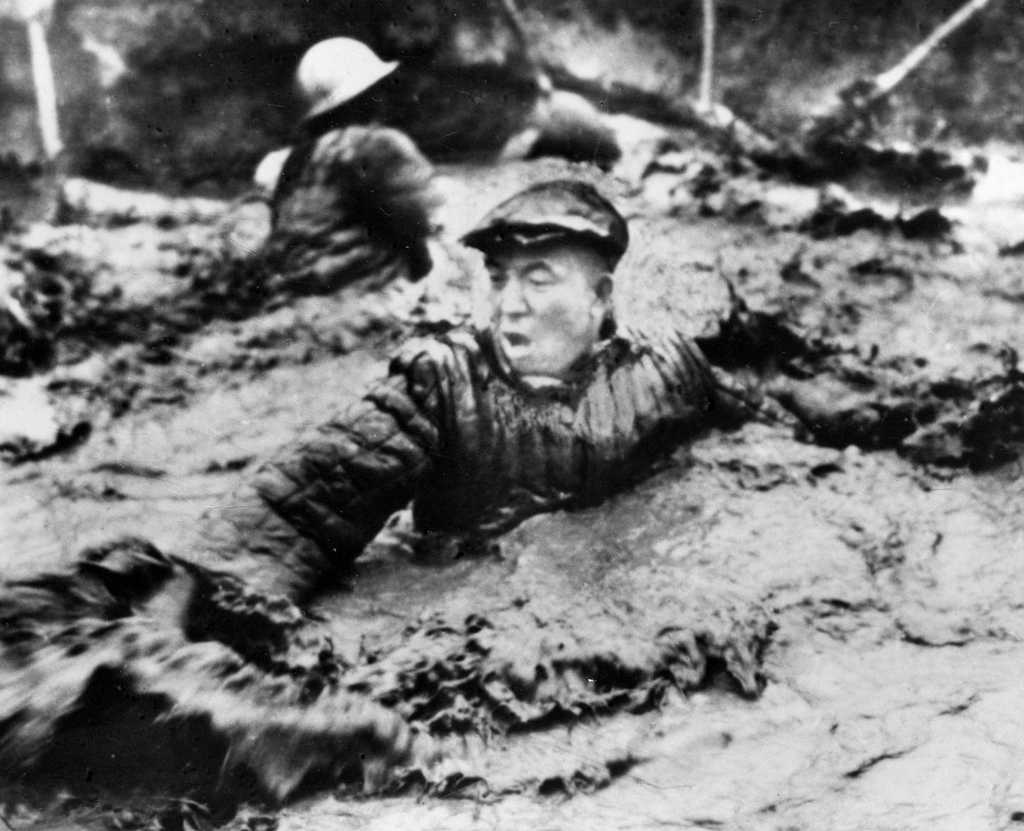 在石油大会战期间,王进喜冒着严寒跳进大庆的泥浆池,用身体搅拌默浆