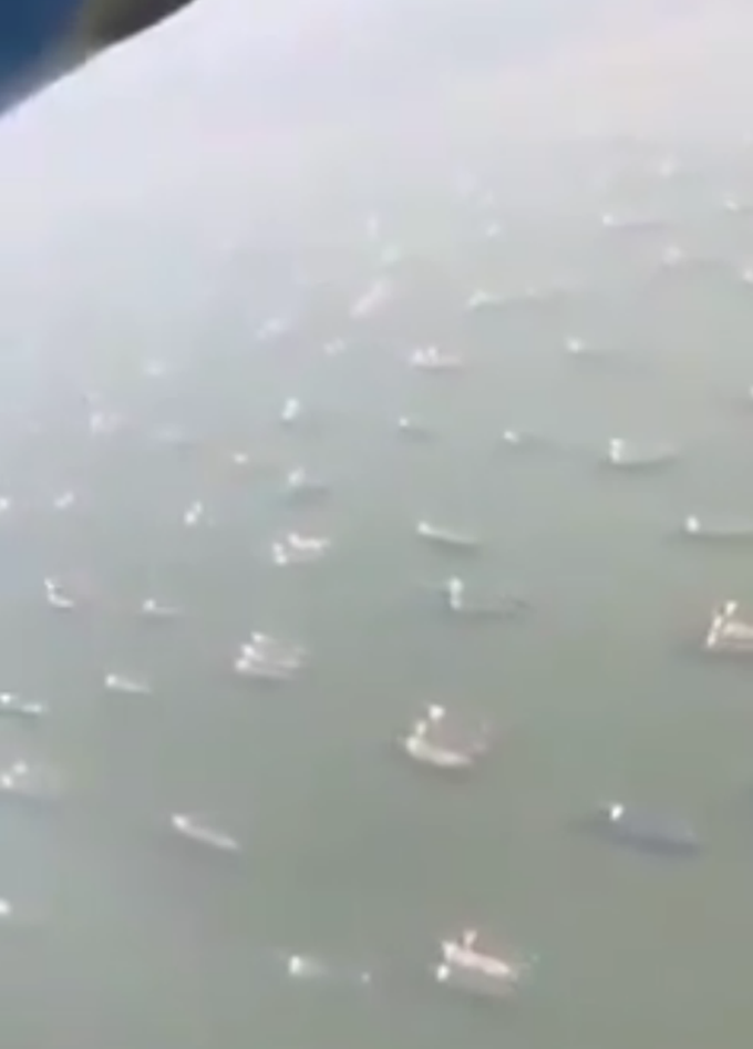 苏伊士运河搁浅货轮船头破损灌水，数千牛羊被堵河面，画面震撼！休闲区蓝鸢梦想 - Www.slyday.coM