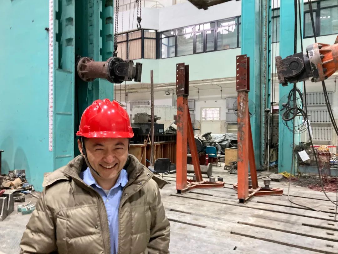 樊健生你看这座桥它又轻又薄探索者