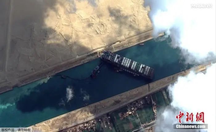 俯瞰巨型集装箱船在苏伊士运河搁浅的场景。