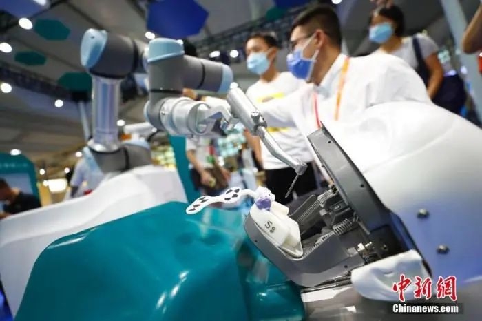 资料图：在2020年服贸会服务机器人专题展区，口腔种植手术机器人吸引参观者。中新社记者 富田 摄