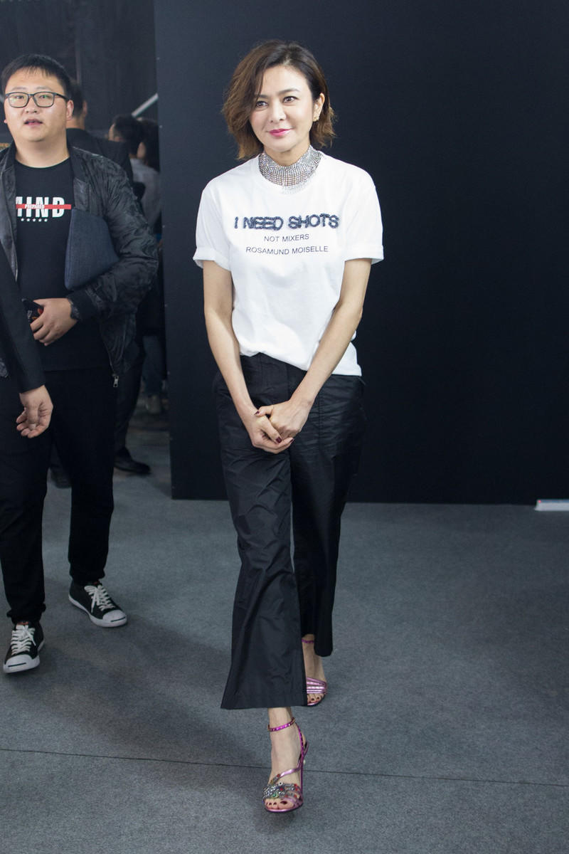 58岁关之琳拍视频,美颜开到不认识,多大年龄了还扮嫩!