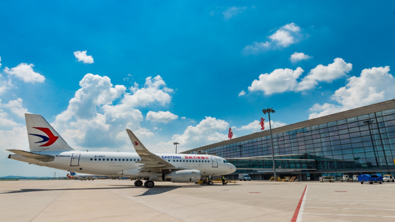 国内航线方面,省内各机场服务支撑国内大循环,进一步密切与中心城市