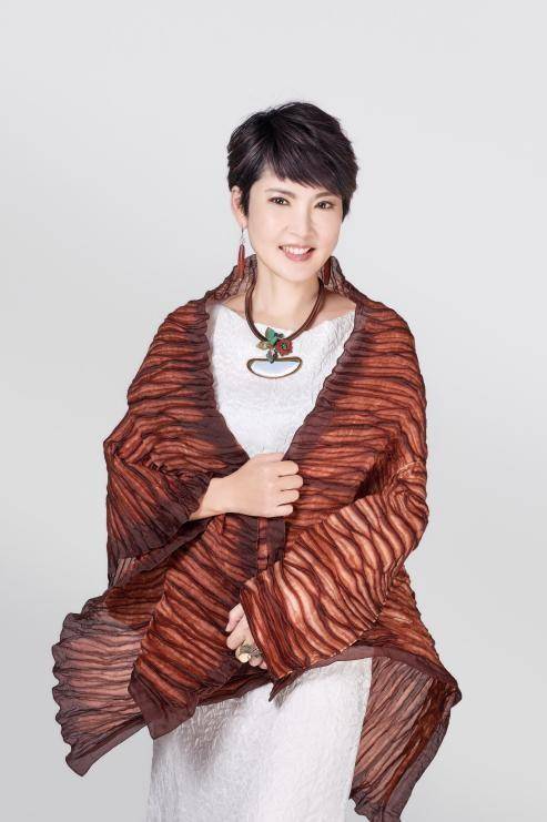 著名作家张德芬用自己的经历和心灵成长经验写成了经典成名作《遇见